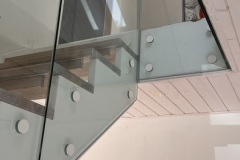 Bennet-Puit-Klaaspiirdega-trepid-1