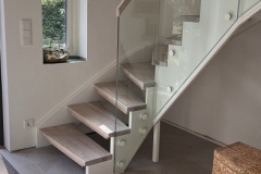 Bennet-Puit-klaaspiirdega-trepp-3